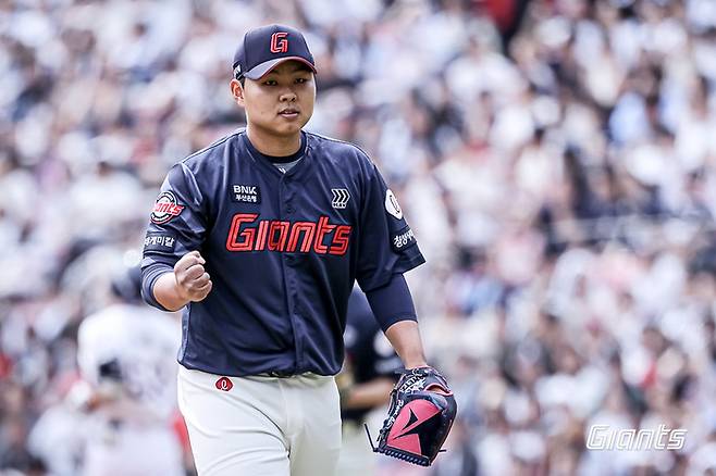 롯데 박진이 27일 서울 잠실구장에서 열린 2025 KBO리그 정규시즌 두산전서 이닝을 마치고 주먹을 불끈 쥐고 있다. 사진 | 롯데 자이언츠