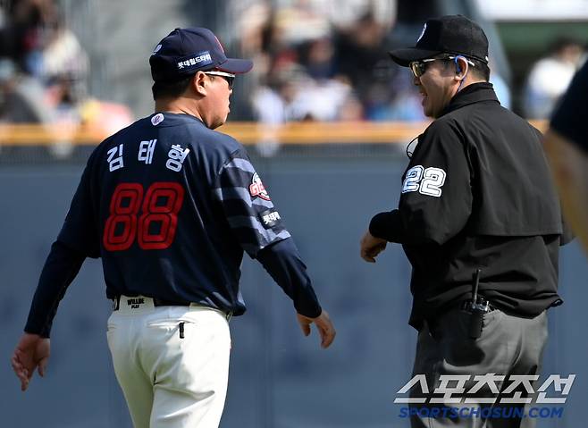 전민재가 넘어지자 김태형 감독이 2루 베이스까지 나와 수비방해 여부를 살폈다.