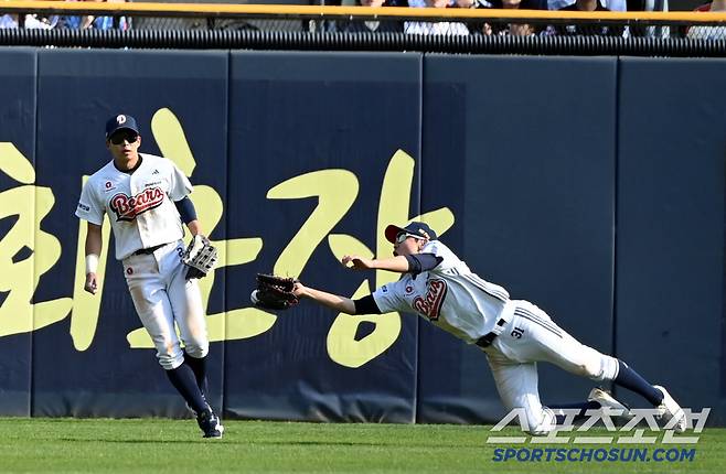 26일 잠실야구장에서 열린 롯데와 두산의 경기, 8회초 무사 2루 두산 중견수 정수빈이 롯데 레이예스의 플라이 타구를 잡지 못하고 있다. 이 타구에 2루주자 윤동희가 홈으로 파고들어 3대3 동점이 이뤄졌다. 잠실=허상욱 기자wook@sportschosun.com/2025.04.26/
