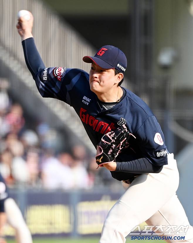 26일 잠실야구장에서 열린 롯데와 두산의 경기, 9회말 롯데 김원중이 역투하고 있다. 허상욱 기자wook@sportschosun.com/2025.04.26/