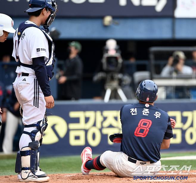 김민규의 투구를 왼쪽 어깨에 맞고 주저 앉은 전준우