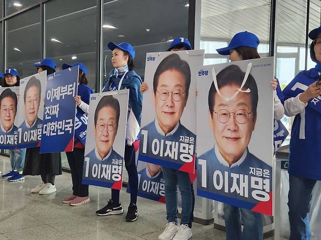 이재명 전 대표 측이 응원전을 벌이고 있다. 임춘한 기자