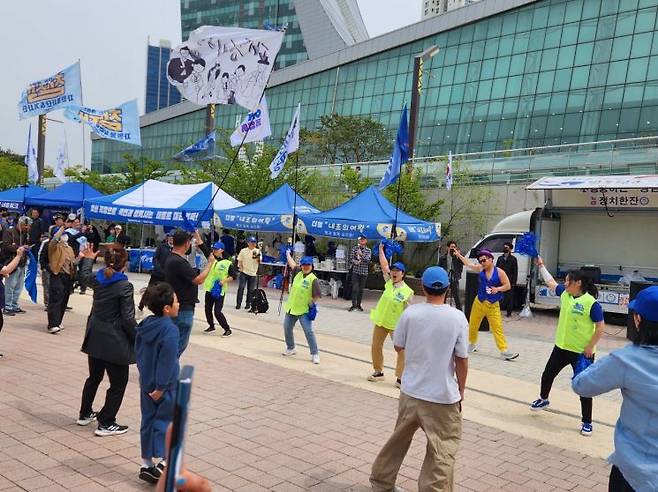 이재명 전 대표 측 지지자들이 춤을 추고 있다. 임춘한 기자