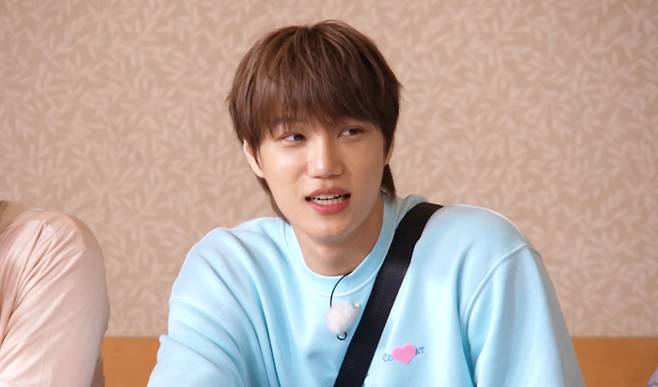 오늘(27일) 방송되는 SBS ‘런닝맨’에서는 블랙데이를 맞아 진행되는 ‘솔로 하기 좋은 날’ 레이스가 펼쳐질 예정이다. 멤버들은 가림막 테이블에 둘러앉아 다양한 중식 메뉴를 앞에 두고, 커플이 되는 순간 식사가 중단되는 특별한 규칙 속에 긴장감 넘치는 눈치싸움을 벌일 예정이다. 자유롭게 음식을 고르는 가운데, 끝까지 솔로를 유지한 지예은이 모든 메뉴를 즐기는 영리한 전략을 선보이며 활약할 예정이며, 카이와 유재석, 김종국, 양세찬은 조촐한 밥상에 만족해야 하는 웃픈 상황을 겪게 된다. 특히 남은 짜장 소스를 두고 네 사람이 벌이는 치열한 쟁탈전과 소스 상물림 장면이 현장을 웃음바다로 만들 예정이라 기대를 모은다.