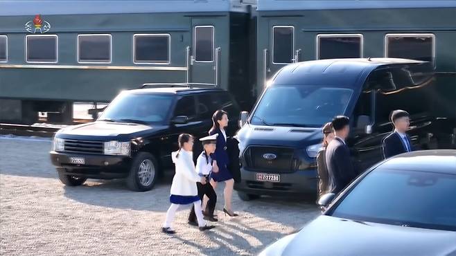 김정은 북한 국무위원장이 참석한 가운데 5000t급 신형다목적구축함 '최현호' 진수식이 지난 25일 남포조선소에서 진행됐다고 조선중앙TV가 26일 보도했다. 이날 김정은의 여동생 김여정 노동당 부부장이 자녀로 추정되는 남녀 어린이들과 동행한 모습이 포착됐다. /연합뉴스