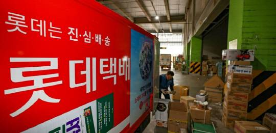택배업계의 주 7일 배송 서비스가 확산되고 있는 가운데, 택배노조가 최근 대리점협회와 협약을 맺고 주 7일 배송 도입을 위해서는 노조 동의를 받아야 한다는 문구를 삽입한 것으로 나타났다. 연합뉴스