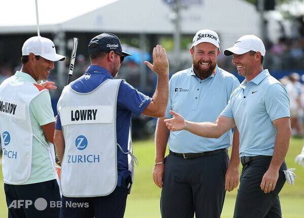 2025년 미국프로골프(PGA) 투어 2인 1조 단체전 취리히 클래식에서 타이틀 방어에 나선 로리 맥길로이(북아일랜드)-셰인 라우리(아일랜드)가 3라운드에서 경기를 마치고 홀아웃하는 모습이다. 사진제공=ⓒAFPBBNews = News1