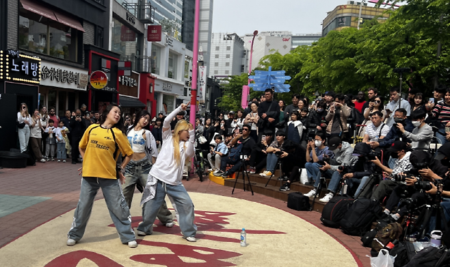 왼쪽부터 김민지, 신지이, 류서희가 댄스 공연을 펼치고 있다.