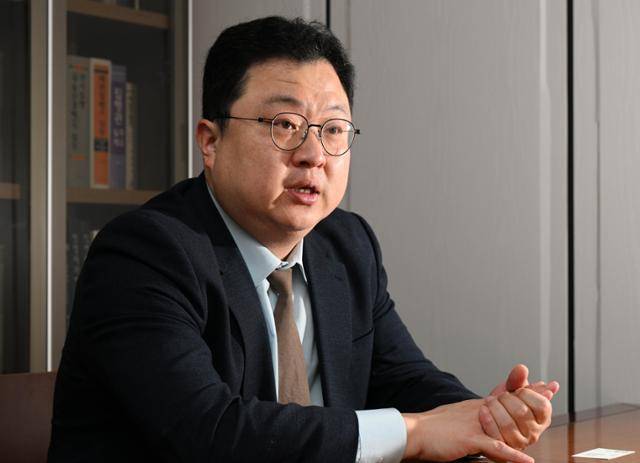 한덕수 대통령 권한대행 국무총리의 헌법재판관 후보자 지명에 제동을 거는 계기가 된 헌법소원을 낸 김정환 변호사가 23일 서울 서초구 법무법인 도담 사무실에서 한국일보 기자와 인터뷰를 하고 있다. 왕태석 선임기자