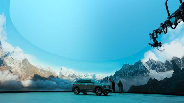 VP 스테이지에서 제작진이 천장과 벽면을 360도로 둘러싼 메인 'LED 월'에 펼쳐진 설산을 배경으로 자동차를 촬영하고 있다. CJ ENM 제공