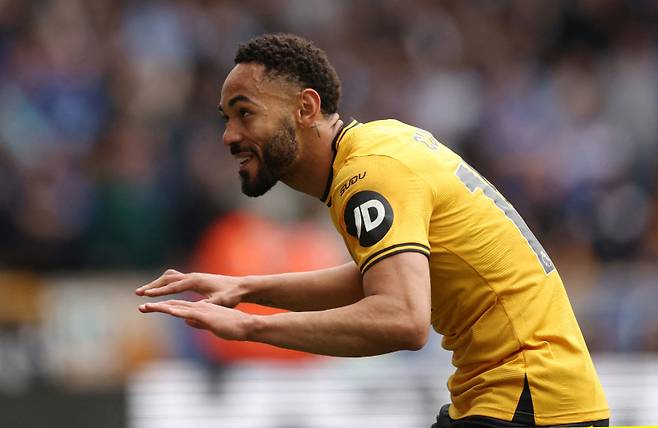 <yonhap photo-0292=""> Soccer Football - Premier League - Wolverhampton Wanderers v Leicester City - Molineux Stadium, Wolverhampton, Britain - April 26, 2025 Wolverhampton Wanderers' Matheus Cunha celebrates scoring their first goal REUTERS/Chris Radburn EDITORIAL USE ONLY. NO USE WITH UNAUTHORIZED AUDIO, VIDEO, DATA, FIXTURE LISTS, CLUB/LEAGUE LOGOS OR 'LIVE' SERVICES. ONLINE IN-MATCH USE LIMITED TO 120 IMAGES, NO VIDEO EMULATION. NO USE IN BETTING, GAMES OR SINGLE CLUB/LEAGUE/PLAYER PUBLICATIONS. PLEASE CONTACT YOUR ACCOUNT REPRESENTATIVE FOR FURTHER DETAILS.. TPX IMAGES OF THE DAY/2025-04-27 01:13:10/ <저작권자 ⓒ 1980-2025 ㈜연합뉴스. 무단 전재 재배포 금지, AI 학습 및 활용 금지></yonhap>