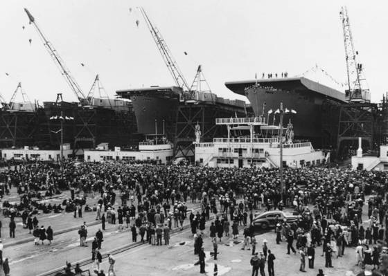 1943년 4월 진수식을 앞둔 호위함모 카사블랑카함(오른쪽). 옆에서 동급 함이 동시에 건조 중인데, 3년 동안 무려 50척이 지어져 전선에 투입됐다. 이처럼 무기의 공급 능력은 전쟁의 판도를 좌우하는 중요 요소다. 위키피디아