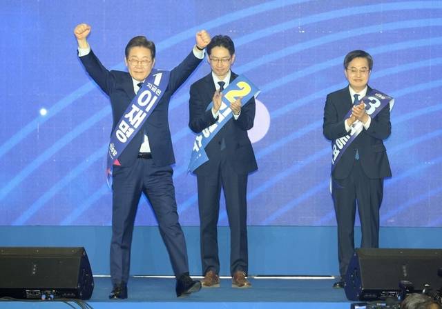 ▲ 더불어민주당 이재명 대선 경선 후보가 27일 경기 고양시 킨텍스에서 열린 ‘제21대 대통령선거 후보자 선출을 위한 수도권·강원·제주 경선 및 최종 후보자 선출 대회’에서 지지자들에게 손을 들어 인사하고 있다. 출처=연합뉴스