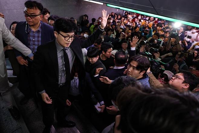 한동훈 국민의힘 대선 경선 후보가 4월 16일 대구도시철도1호선 중앙로역 대구지하철 화재참사 기억공간을 방문하고 시민들에게 인사하고 있다. 사진=연합뉴스