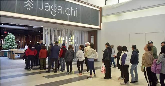 자갈치 매장 앞에 오픈 전부터 긴 줄이 늘어선 모습.