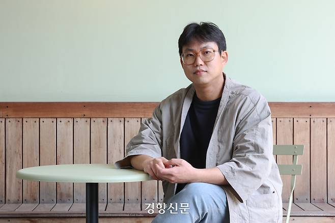 7년 만의 신작 시집 <마중도 배웅도 없이>를 출간한 박준 시인이 지난 24일 서울 마포구 창비서교빌딩에서 경향신문과 인터뷰를 하기 전 포즈를 취하고 있다. 성동훈 기자