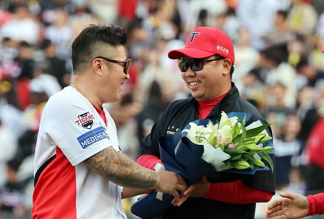 ‘감독 꽃범호’ 100승 축하 꽃 받고 활짝 프로야구 KIA 이범호 감독이 27일 광주-기아챔피언스필드에서 열린 LG전 승리로 감독 통산 100승을 달성해 최형우로부터 축하 꽃다발을 받고 있다. 광주 | 연합뉴스