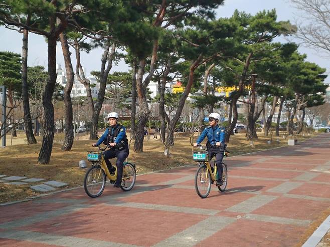 기동순찰대원들이 타실라를 타고 순찰중이다. 경주시 제공