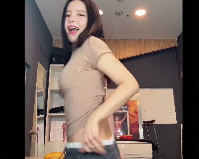 '마마무' 솔라가 허리를 돌리는 춤을 춰 눈길을 끌었다. / 솔라 소셜미디어 캡처