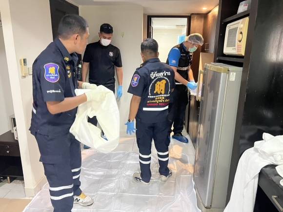 태국 파타야의 한 임대 아파트에서 트랜스젠더 여성의 시신이 크게 훼손된 채 발견돼 경찰이 현장을 조사하고 있다. 현지 경찰 제공