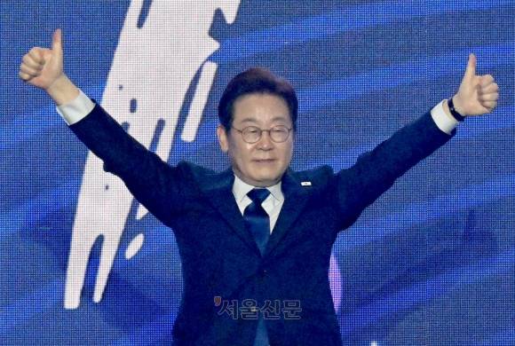 더불어민주당 대선 후보로 선출된 이재명 후보가 27일 경기 고양시 킨텍스에서 열린 ‘제21대 대통령선거 후보자 선출을 위한 수도권·강원·제주 경선 및 최종 후보자 선출 대회’에서 당원들의 환호에 답하고 있다. 2025.4.27 안주영 전문기자