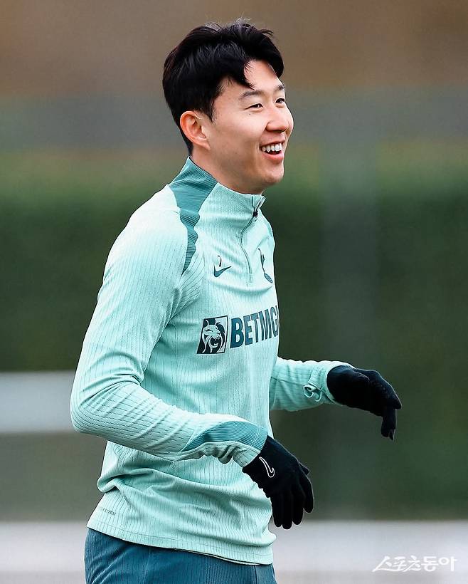 토트넘 손흥민이 리버풀 원정도 불참한다. 엔제 포스테코글루 토트넘 감독은 리버풀과 EPL 원정경기를 앞두고 가진 기자회견에서 “몸상태가 나아지고 있지만 좀저 지켜봐야 한다”는 표현으로 구체적 복귀 시점에 대한 언급을 피했다. 사진출처|토트넘 홋스퍼 SNS