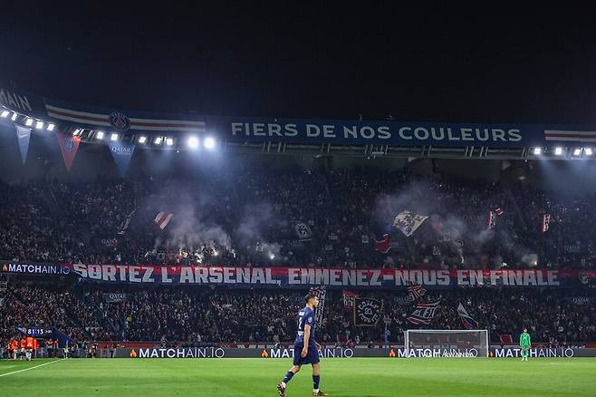 ▲ 26일 프랑스 파리 파르크 데 프랭스에서 펼쳐진 파리 생제르맹과 OGC 니스의 2024-25시즌 리그앙 31라운드. 파리 생제르맹 팬들이 챔피언스리그 결승 진출을 희망하는 현수막으로 선수단에 힘을 불어넣었다. ⓒ 연합뉴스/AFP