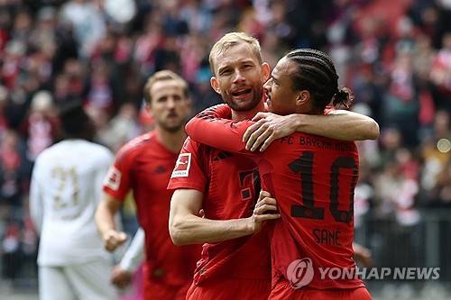 바이에른 뮌헨은 26일(한국시간) 독일 뮌헨에 위치한 알리안츠 아레나에서 열린 마인츠와의 2024-25시즌 분데스리가 31라운드 홈경기에서 3-0 완승을 거뒀다. 이날 김민재는 선발로 출전했지만 전반 45분만 뛰고 교체됐다. 뮌헨은 지난해 10월부터 아킬레스건 부상을 입은 채로 경기를 뛴 김민재를 관리하는 차원에서 후반전 시작과 동시에 교체했다. 연합뉴스