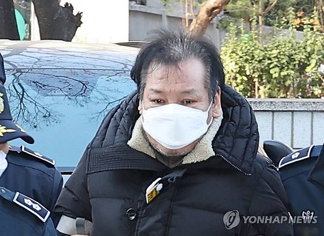 영장실질심사 출석하는 '건진법사' 전성배 (서울=연합뉴스) 임헌정 기자 = 정치자금법 위반 혐의를 받는 이른바 '건진법사'로 알려진 전성배 씨가 19일 서울 양천구 서울남부지법에서 열린 구속 전 피의자 심문(영장실질심사)에 출석하며 법정으로 향하고 있다. 2024.12.19 kane@yna.co.kr