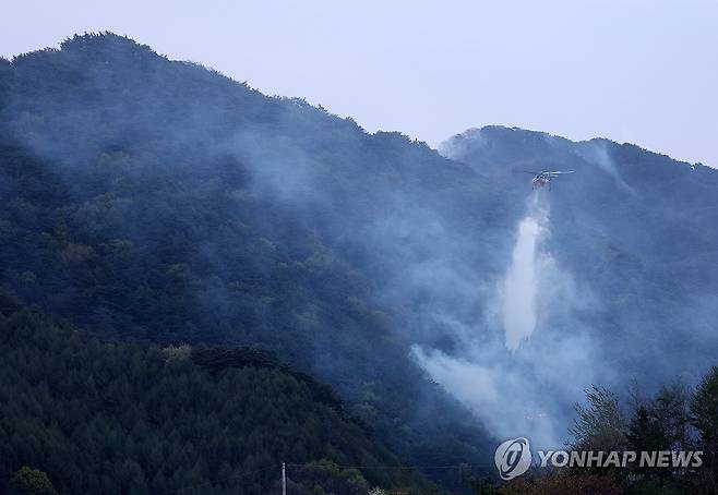 인제 산불 이틀째…진화 작업 분주한 헬기 (인제=연합뉴스) 양지웅 기자 = 27일 강원 인제군 상남면 하남리 인근 야산에서 산불 진화 헬기가 분주하게 진화 작업을 펼치고 있다.
산림 당국에 따르면 불은 전날 오후 1시 18분께 인제 상남면 하남리 서울양양고속도로 상남7터널 인근 야산에서 발생했고 이날 오전 헬기 35대를 투입해 산불 진화를 이틀째 이어가고 있다. 2025.4.27 yangdoo@yna.co.kr