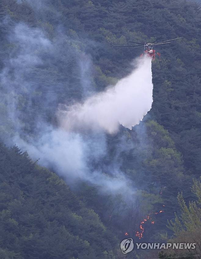 인제 산불 이틀째…진화 작업 분주한 헬기 (인제=연합뉴스) 양지웅 기자 = 27일 강원 인제군 상남면 하남리 인근 야산에서 산불 진화 헬기가 분주하게 진화 작업을 펼치고 있다.
산림 당국에 따르면 불은 전날 오후 1시 18분께 인제 상남면 하남리 서울양양고속도로 상남7터널 인근 야산에서 발생했고 이날 오전 헬기 35대를 투입해 산불 진화를 이틀째 이어가고 있다. 2025.4.27 yangdoo@yna.co.kr