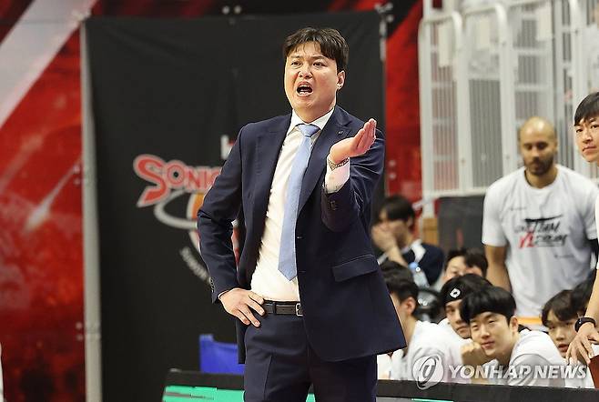 작전 지시하는 송영진 감독 (수원=연합뉴스) 홍기원 기자 = 27일 경기도 수원KT소닉붐아레나에서 열린 프로농구 4강 플레이오프 3차전 수원 KT 소닉붐과 서울 SK 나이츠의 경기. KT 송영진 감독이 작전을 지시하고 있다. 2025.4.27 xanadu@yna.co.kr