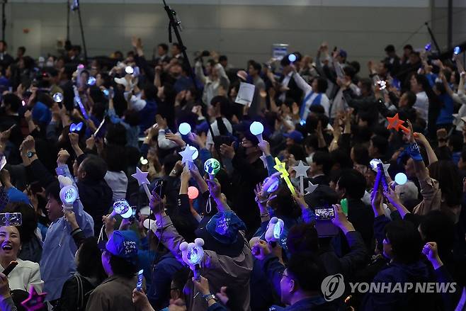 응원봉 흔드는 지지자들 (고양=연합뉴스) 김주성 기자 = 더불어민주당 박범계 중앙당선거관리위원장이 27일 경기 고양시 킨텍스에서 열린 '제21대 대통령선거 후보자 선출을 위한 수도권·강원·제주 경선 및 최종 후보자 선출 대회'에서 투표 결과를 발표하자 각 후보 지지자들이 응원봉을 흔들며 환호하고 있다. 2025.4.27 utzza@yna.co.kr