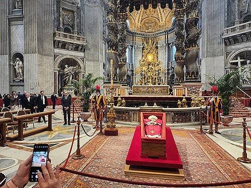 바티칸 성 베드로 대성전에 놓인 교황의 관 (바티칸=연합뉴스) 신창용 특파원 = 프란치스코 교황이 선종한 지 사흘째인 23일(현지시간) 바티칸 성 베드로 대성전에서 일반인 조문이 시작됐다. 성 베드로 대성전에 교황의 관이 놓인 모습. 2025.04.23
changyong@yna.co.kr