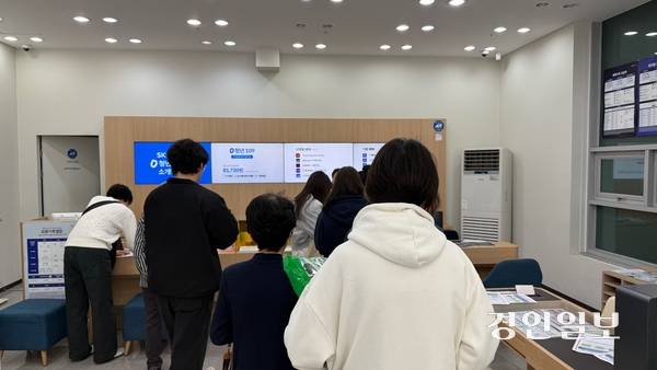 수원시내 한 SKT직영점에 유심교체를 문의하는 고객들이 안내를 기다리고 있다. 2025.4.28 /윤혜경기자 hyegyung@kyeongin.com