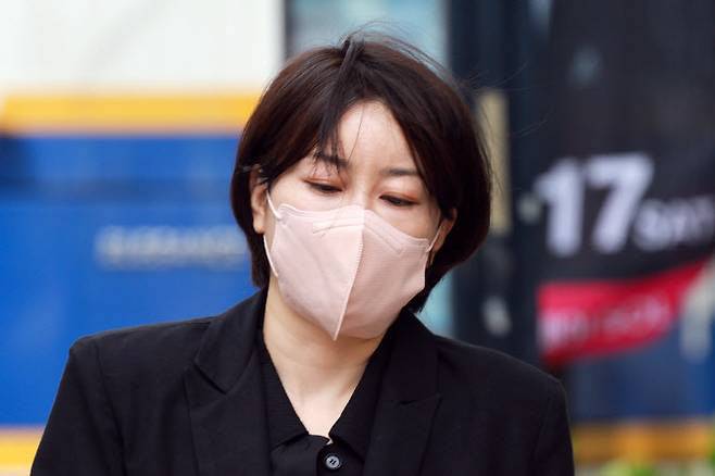 음주운전과 불법 숙박업 혐의로 기소된 문재인 전 대통령의 딸 다혜 씨가 17일 서울 마포구 서울서부지법에서 열린 1심 선고 공판에 출석하고 있다. (사진=연합뉴스)