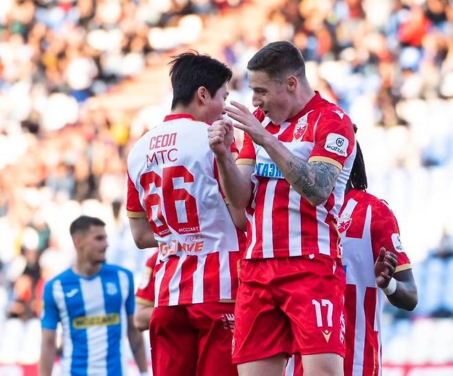 28일 OFK 베오그라드와 경기에서 득점이 터지자 부르노 두아르테와 함께 기뻐하는 설영우(왼쪽)