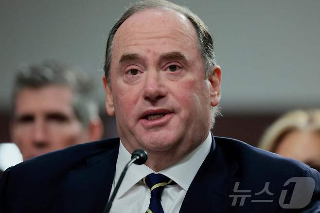 존 펠란 미국 해군장관이 후보자 시절이던 지난 2월 워싱턴DC 국회의사당에서 열린 상원 군사위원회 인사 청문회에서 상원 의원들의 질의에 답변을 하고 있는 모습. 2025.02.27. ⓒ AFP=뉴스1 ⓒ News1 김성식 기자