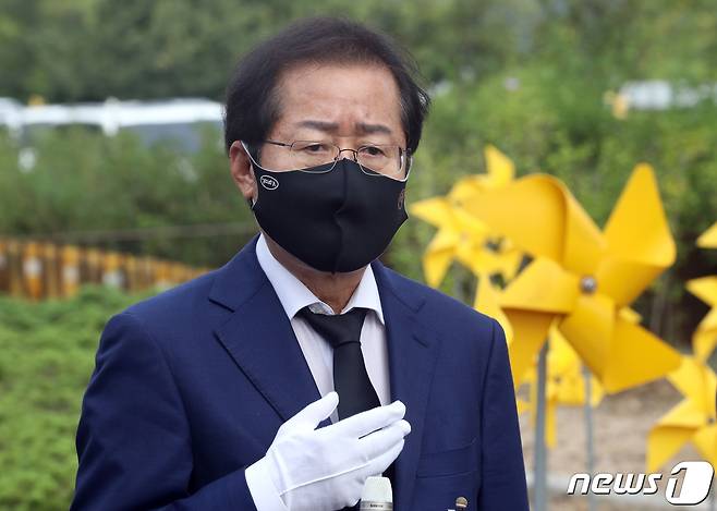 홍준표 국민의힘 대선 경선 후보가 지난 2021년 대선 경선 당시 경남 김해시 진영읍 봉하마을 고(故) 노무현 전 대통령 묘역을 찾아 참배 후 취재진과 질의응답을 하고 있다. 2021.9.3/뉴스1 ⓒ News1 여주연 기자