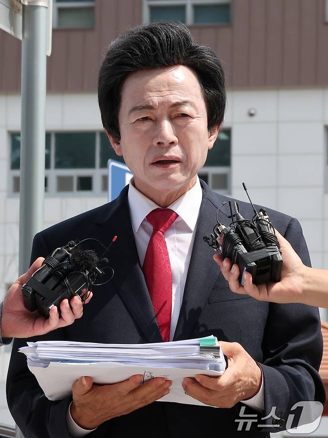 허경영 국가혁명당 명예대표가 경기 의정부 경기북부경찰청에서 열리는 '신도 성추행' 혐의와 관련 2차 조사에 출석하며 입장 발표를 하고 있다. 2024.7.19/뉴스1 ⓒ News1 김성진 기자