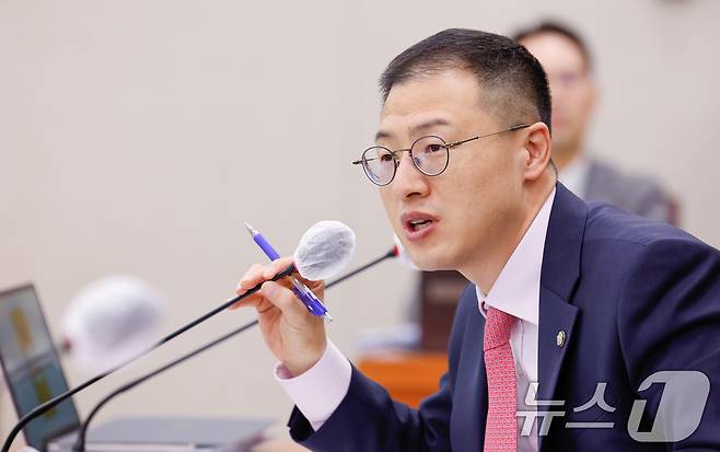 김상욱 국민의힘 의원이 10일 오전 서울 여의도 국회에서 열린 농림축산식품해양수산위원회 제424회국회(임시회) 제1차 전체회의에 출석해 산불 관련 현안질의를 하고 있다. 2025.4.10/뉴스1 ⓒ News1 안은나 기자