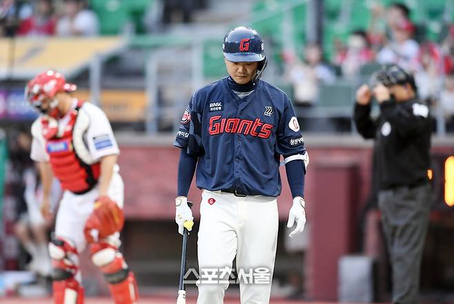 롯데 손호영이 26일 인천 SSG랜더스필드에서 열린 2025 KBO리그 SSG와 경기1회초 1사 3루 상황에서 삼진 아웃을 당한 뒤 더그아웃으로 들어가고 있다. 문학 | 박진업 기자 upandup@sportsseoul.com