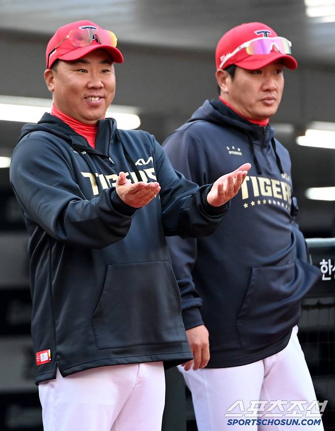 10일 부산 사직야구장에서 열린 KIA와 롯데의 경기, KIA 이범호 감독이 롯데 코칭스탭과 제스쳐로 이야기를 나누고 있다. 부산=허상욱 기자wook@sportschosun.com/2025.04.10/