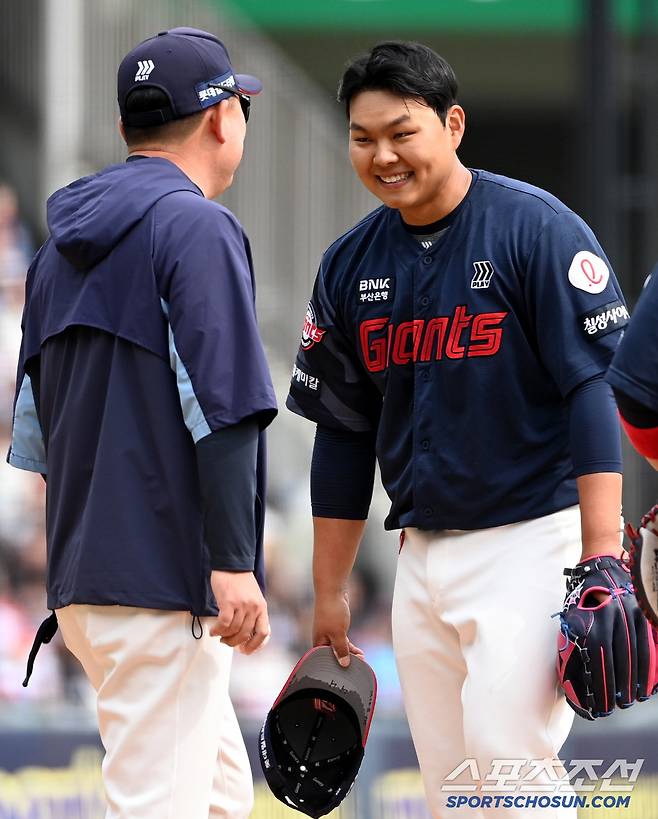 4회말 1사 1,2루 교체를 위해 마운드에 오른 주형광 코치의 칭찬에 미소를 짓는 박진