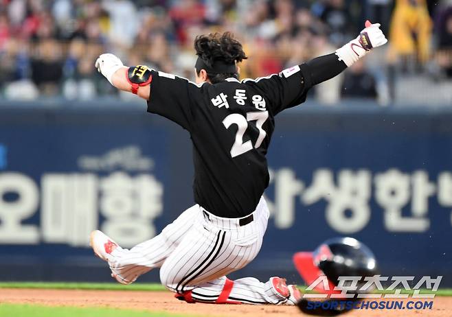 5번 타자 박동원은 행운의 안타 이후 2루를 향해 과감하게 몸을 날렸다.