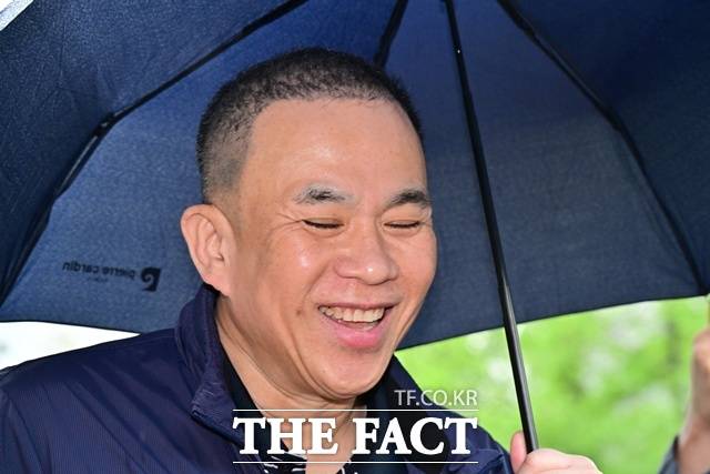 최근 보석으로 풀려난 정치 브로커 명태균 씨가 22일 오전 경남 창원시 성산구 창원지방법원에서 열린 제4차 공판에 출석하며 취재진 질문에 답하고 있다. /뉴시스