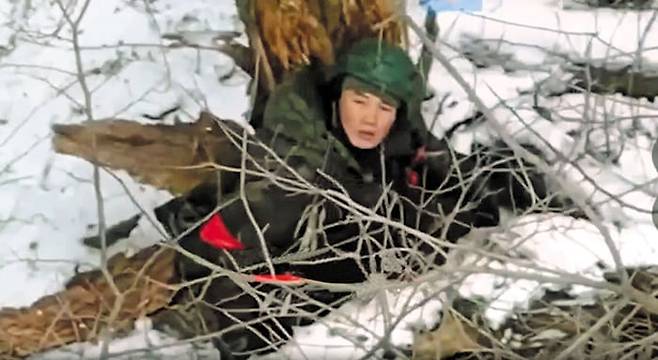 작년 말 볼로디미르 젤렌스키 우크라이나 대통령이 러시아에 파병된 북한군의 모습이라며 공개한 영상의 한 장면. /텔레그램