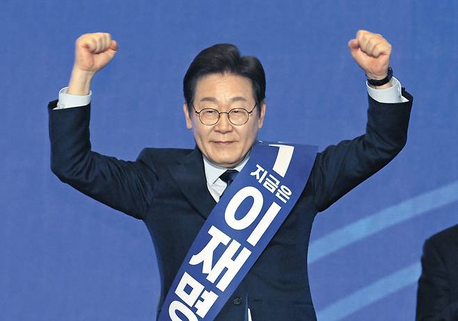 21대 대선 더불어민주당 후보로 선출된 이재명 후보가 2025년 4월 27일 경기 고양시 킨텍스에서 열린 수도권·강원·제주 합동연설회에서 두팔 들어 인사하고 있다./남강호 기자