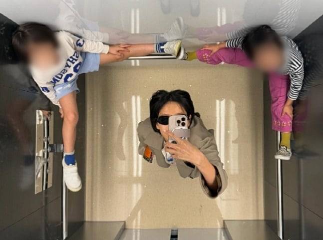 김나영이 두 아들과 엘리베이터 안에서 찍은 사진을 올렸다가 공중도덕 논란에 휩싸여 사과했다. /인스타그램
