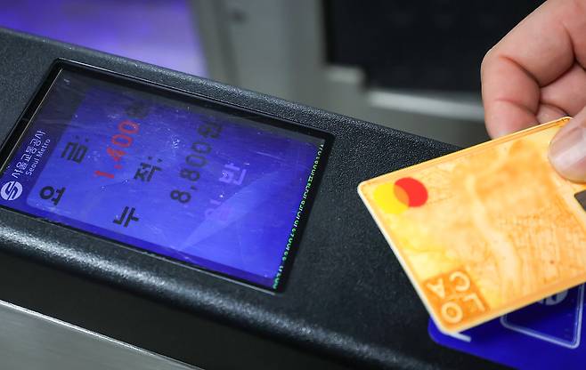 지난 20일 서울 종로구 종각역에서 지하철을 이용하려는 시민이 개찰구에 교통카드를 찍고 있다. /뉴스1